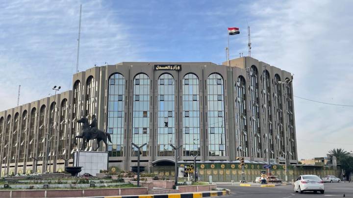 بعد الاتفاق مع المالية ..  العدل تعلن تثبيت جميع موظفي العقود في دوائرها